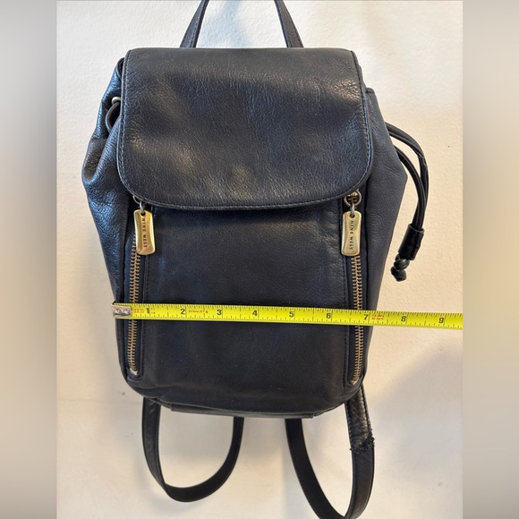 Vintage soft leather mini backpack w/drawstring snap close & front zip pocket - Picture 2 of 10